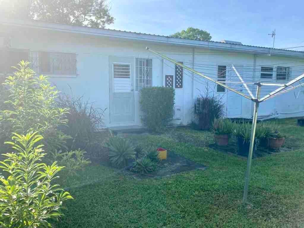 West Coast 1 Bedroom Apartment 66 - Close To Beach Saint James Exterior foto